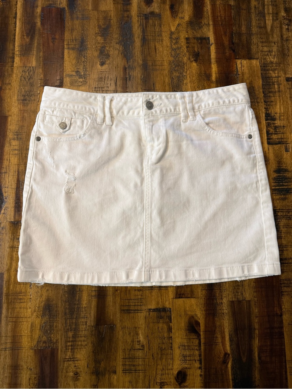 🌵 Ann Taylor LOFT white distressed denim jean skirt. Size 4. 5-pocket mini